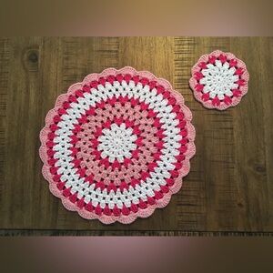 🆕 HANDMADE | Crochet Placemats + Coasters - Set of 6 -  (Pink / White)